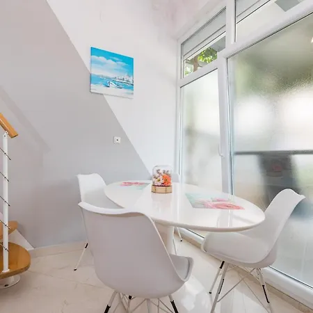 Silver Apartment *
