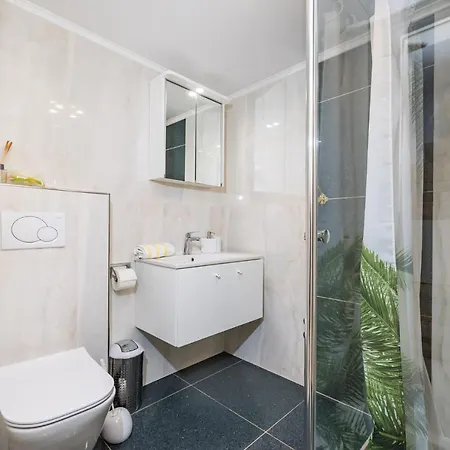 Silver Apartment *